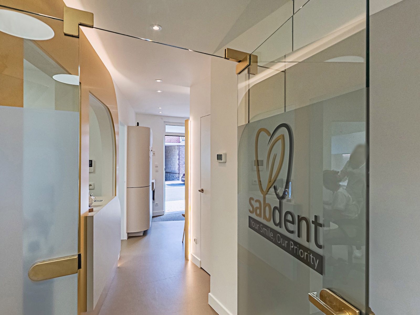 Porte vitrée au logo Sabdent