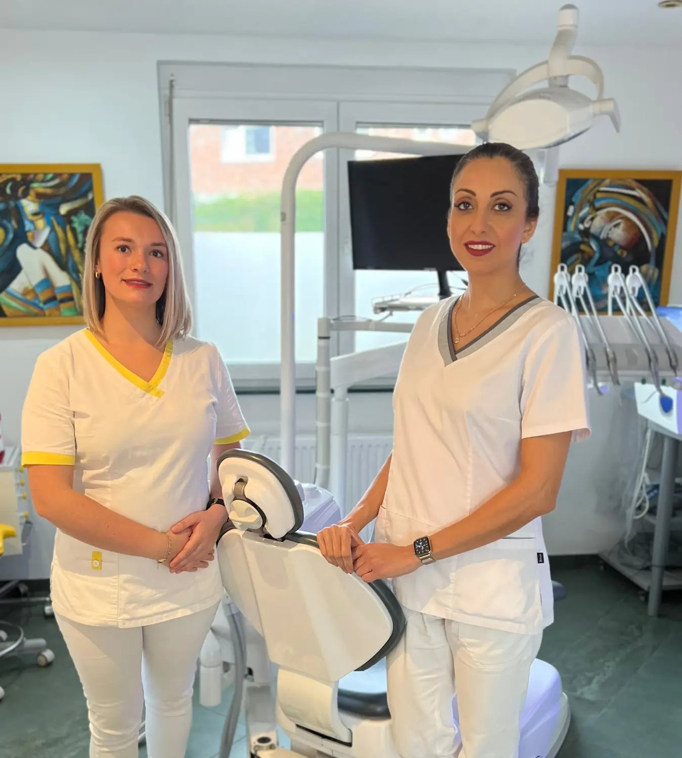 Dr. Helena Zomo und Orane Longerisch in der Praxis Sabdent